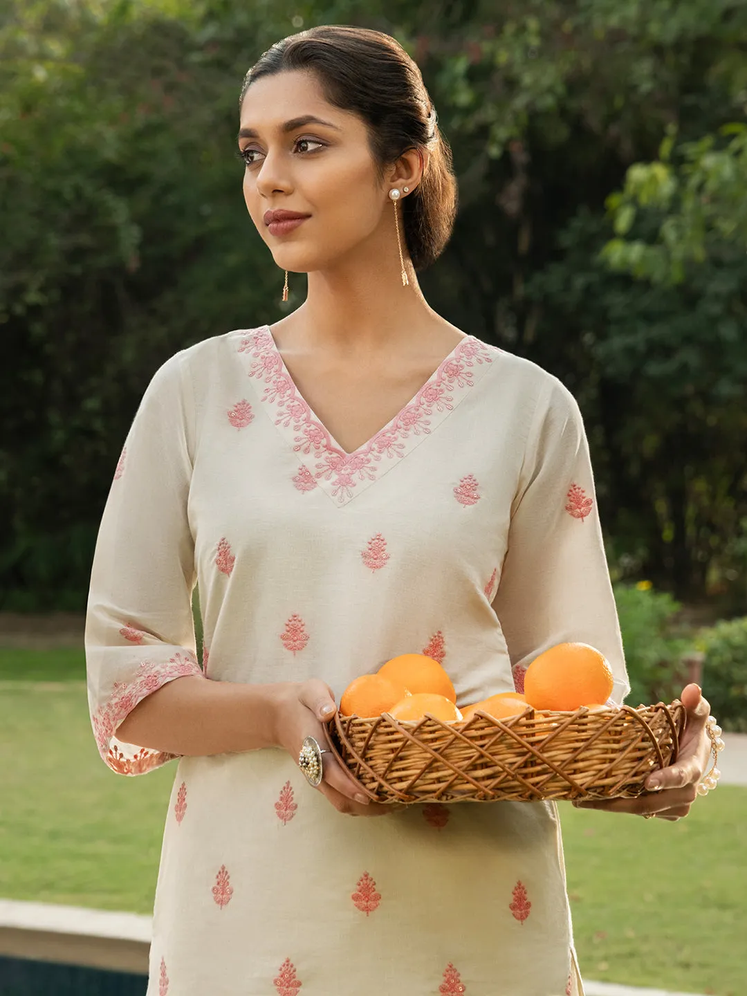 29457o1.webp Off white Embroidered Cotton Straight Kurta - Image 1